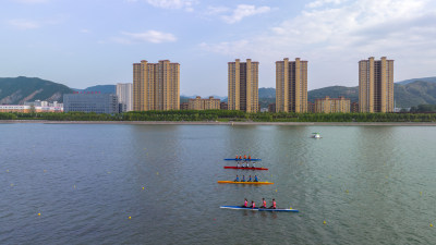 城市河流水面上皮划艇运动员在进行比赛