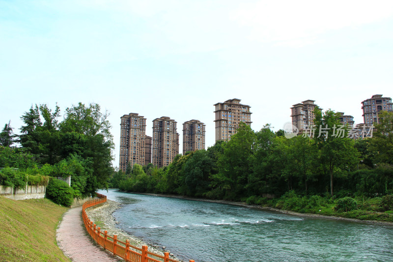 成都市温江区万春镇江安河沿岸建筑风光