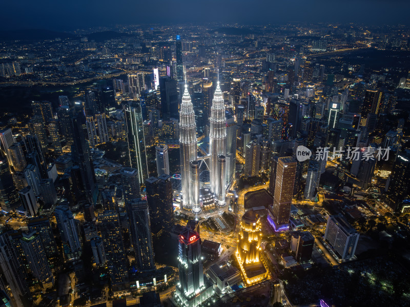 马来西亚吉隆坡莫迪卡石油双子塔日落夜景