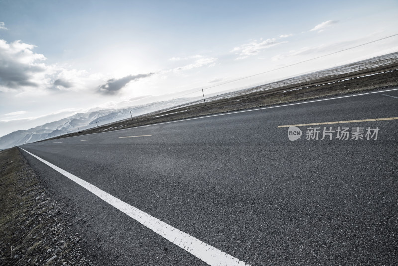 雪山旁的公路风景