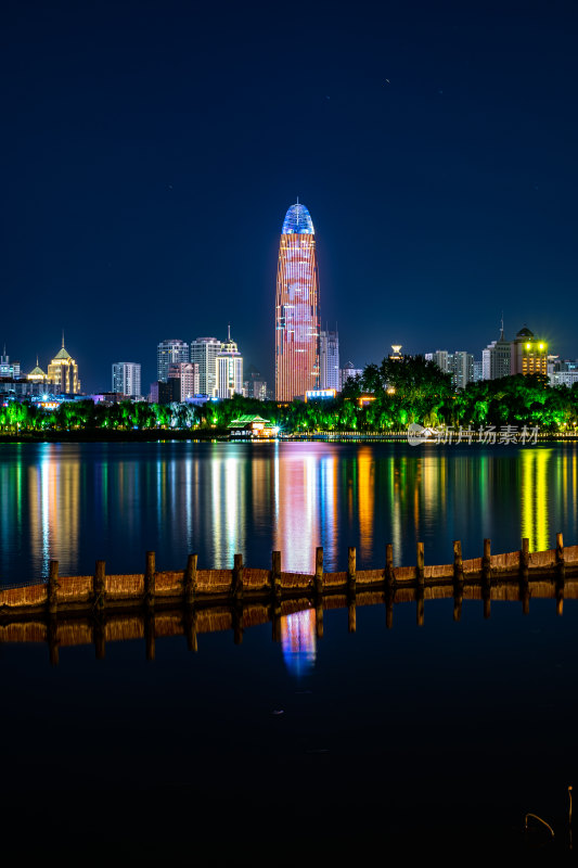 山东济南大明湖超然楼夜景夜色