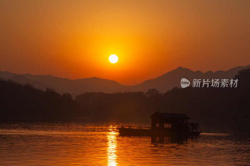 杭州西湖山水间壮丽的日落景观