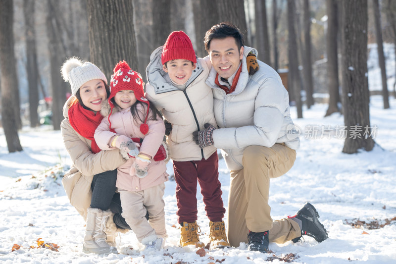 快乐家庭在雪地里玩耍