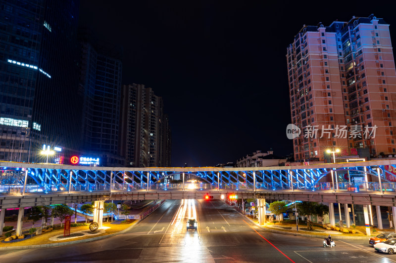 城市夜景中带灯光的过街天桥