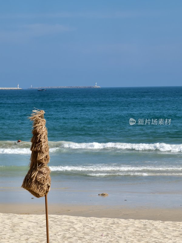 三亚海滩上的遮阳伞与海景