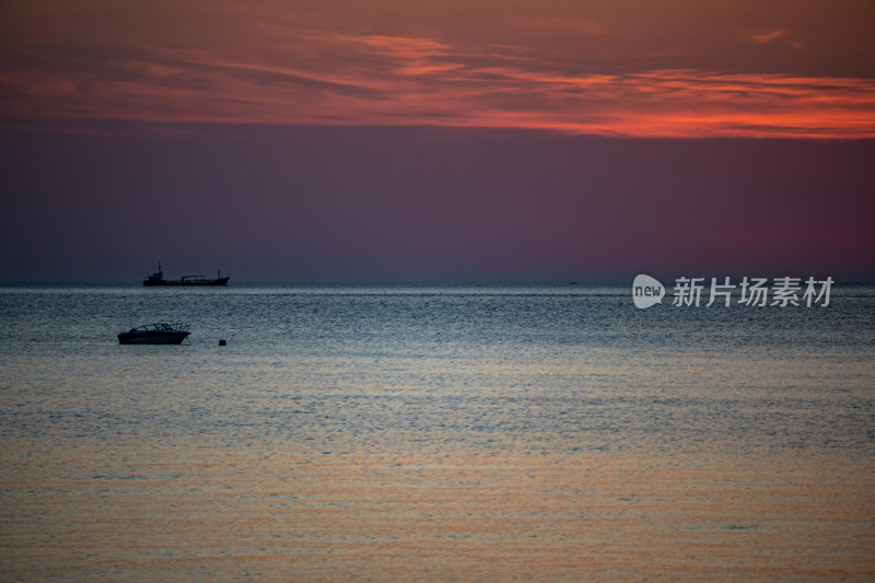 山东烟台第一海上浴场栈桥海上日出景观