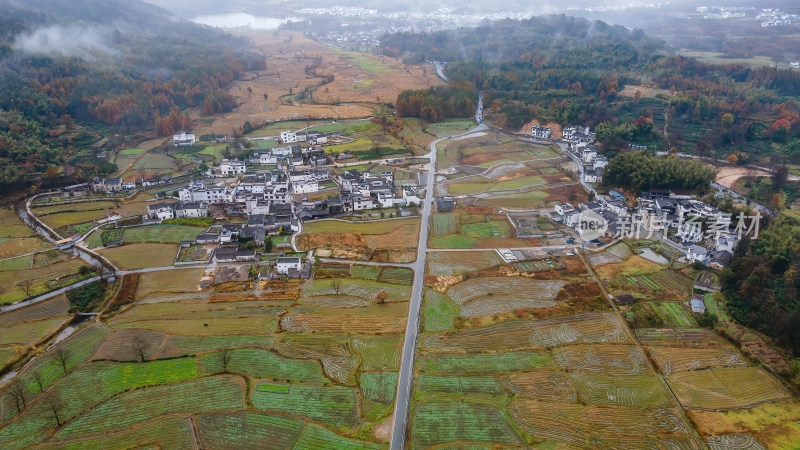 安徽塔川徽派山涧白墙建筑群航拍