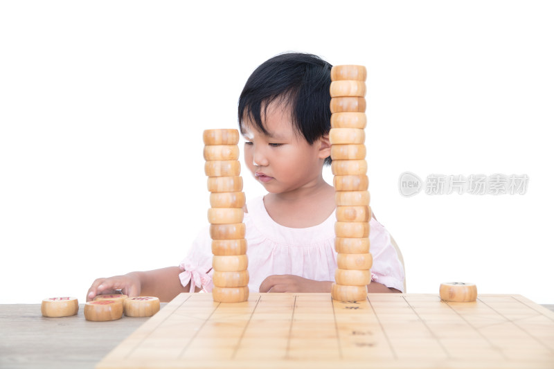 在白背景前的桌子上摞中国象棋棋子