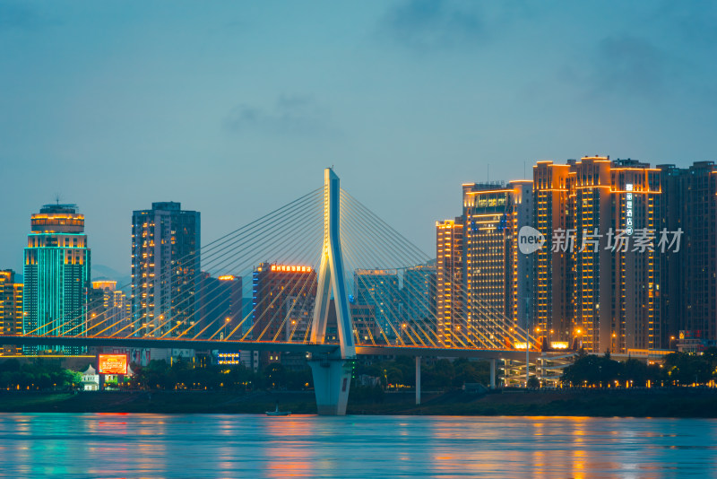 城市江畔灯火辉煌的现代化夜景