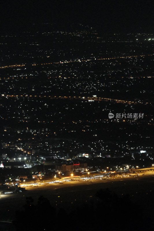 俯瞰清迈夜晚城市机场全景