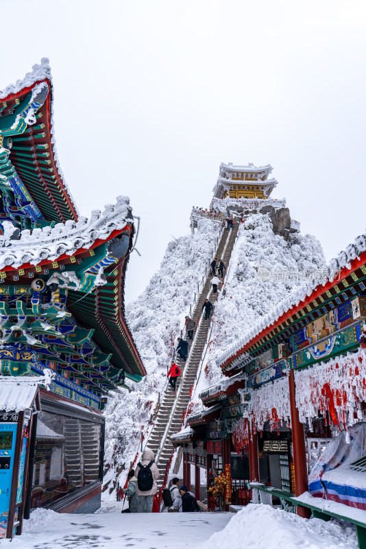 河南洛阳老君山景区金顶雪后游客