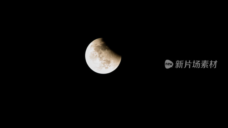 夜空中的半圆形月亮