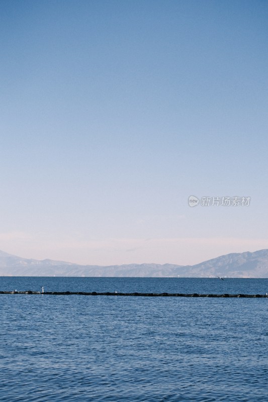 蓝色海面与远处山峦风景