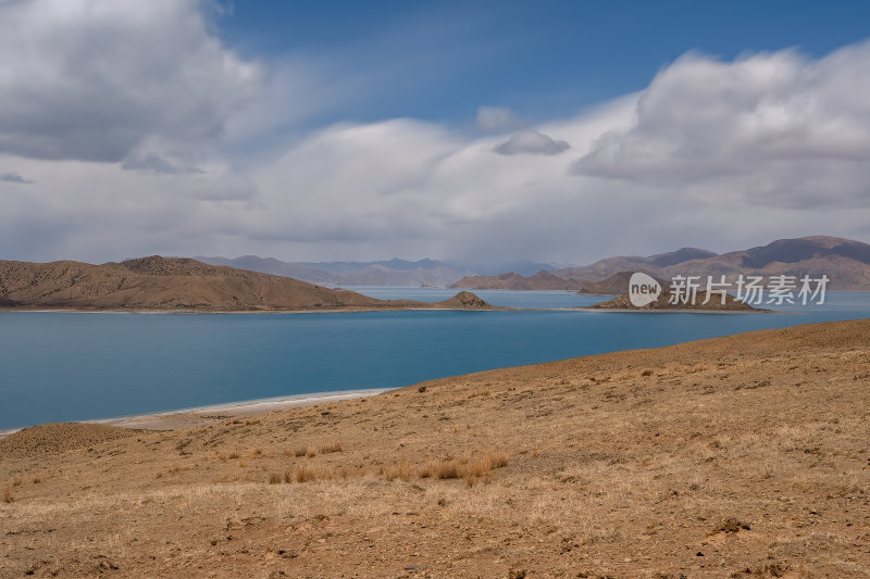 西藏山南羊卓雍措圣湖神湖蓝色藏地圣湖雪山