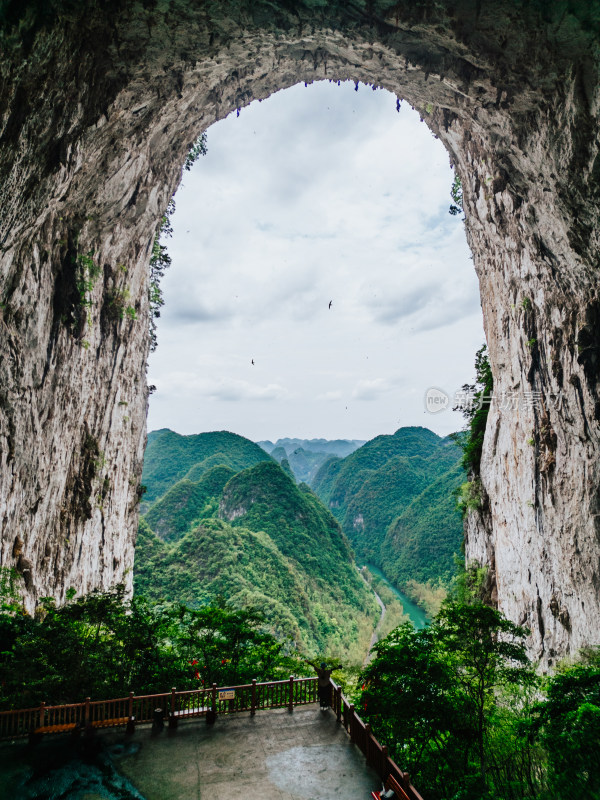 安顺格凸河风景区燕子洞穿上洞