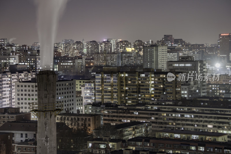 北京城市夜景下的烟囱及密集建筑群供暖