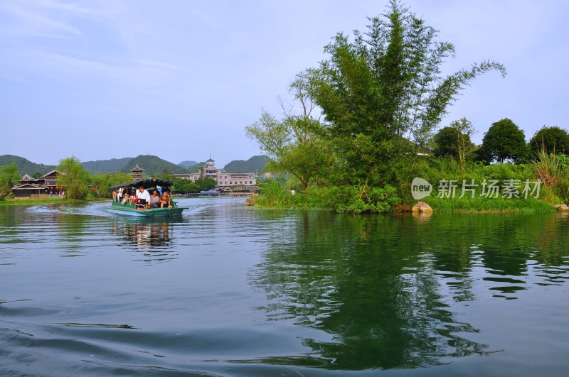 桂林世外桃源景区河水两岸树木和建筑民居