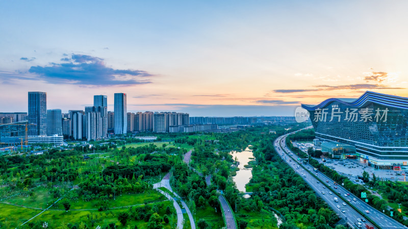 成都高新区的桂溪湿地公园傍晚风景航拍