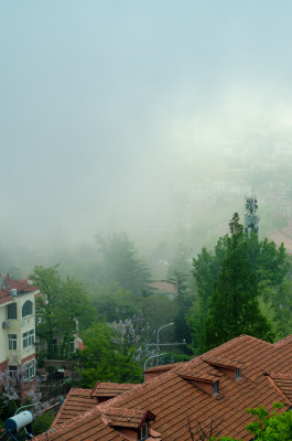 青岛小鱼山雾天的城市风景