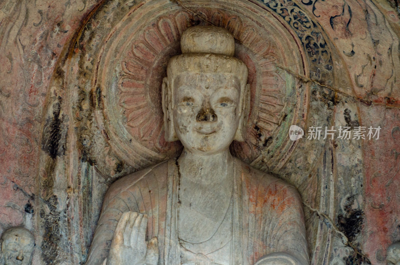 中国河南洛阳龙门石窟宾阳中洞的佛像近景