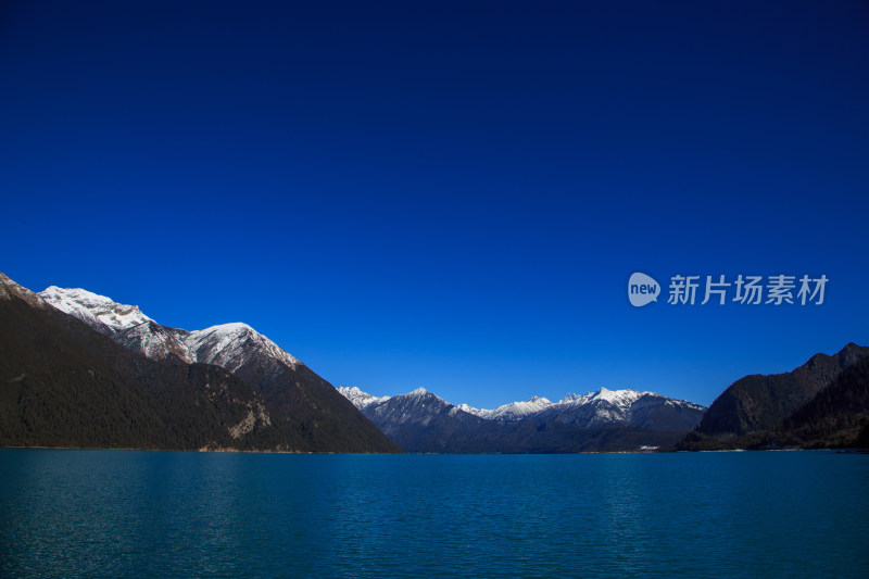 中国西藏林芝市巴松措景区雪山森林湖泊风光