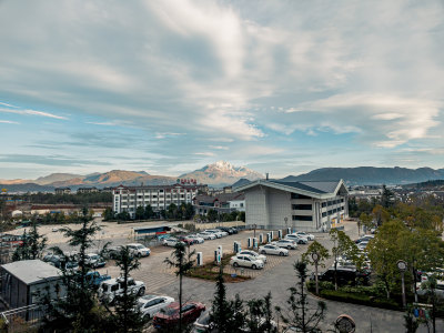 丽江高铁站遥望玉龙雪山