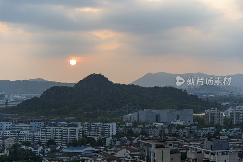 夏季，太阳落在苏州狮子山顶像狮子顶绣球