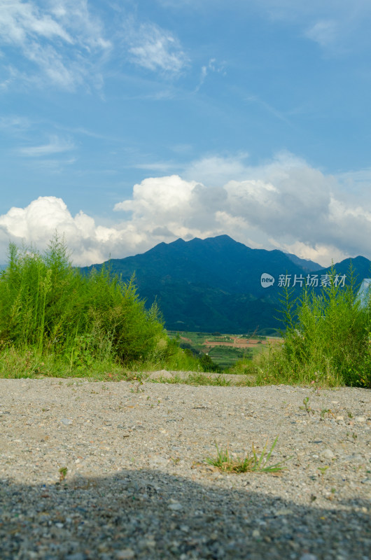 秦岭山区山野间碎石地与远山绿植景观