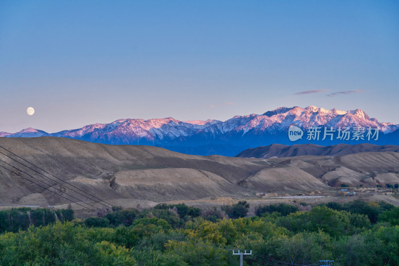 夕阳下的博格达峰