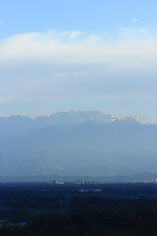 成都市周边的群山远山背景