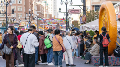 中秋节假期在中国新疆国际大巴扎游玩的游客