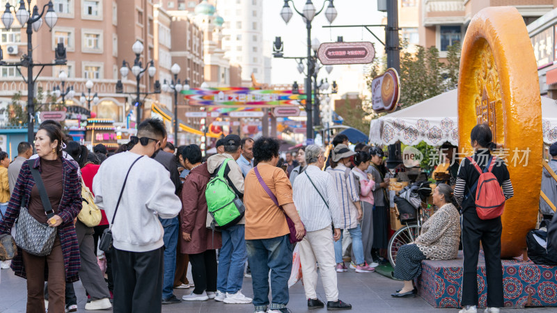 中秋节假期在中国新疆国际大巴扎游玩的游客