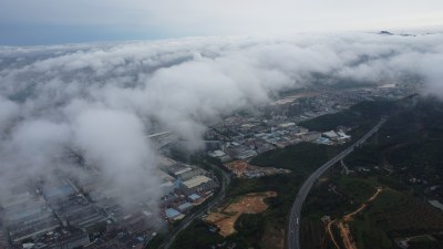 广东东莞：雨后清溪镇云雾缭绕宛如仙境