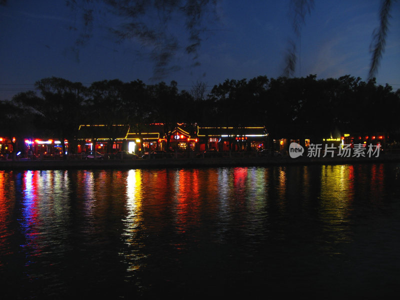 北京什刹海夜色璀璨灯火