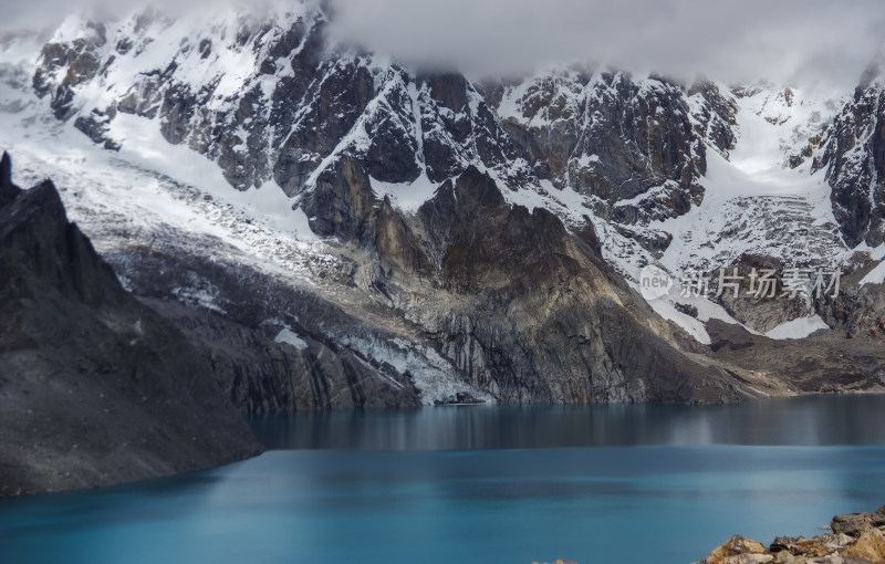 雪山脚下河谷湖泊自然风景