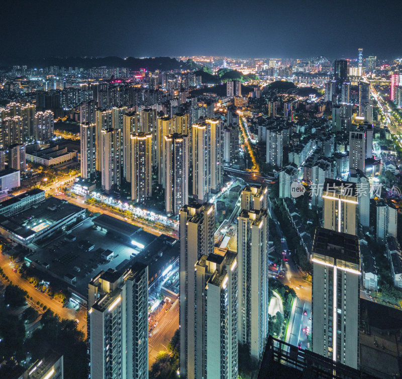 广西柳州市-航拍夜晚的密集的高层住宅楼