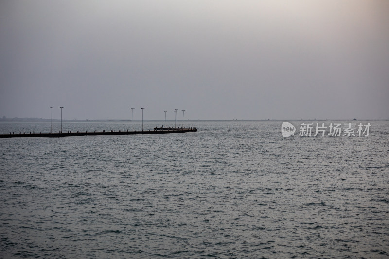 山东日照灯塔景区海上雾色日出景观