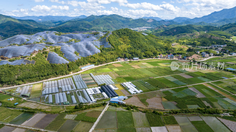 航拍大型光伏发电基地，新能源产业基地