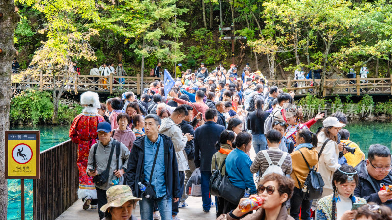 四川九寨沟景区游玩拍照的游客