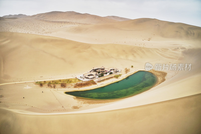 甘肃敦煌鸣沙山月牙泉