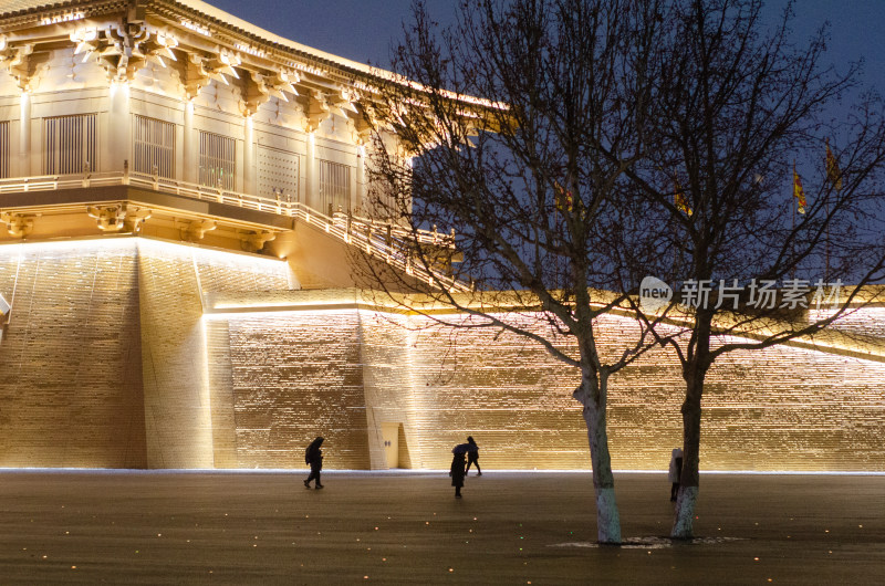 中国陕西省西安市大明宫遗址丹凤门夜景