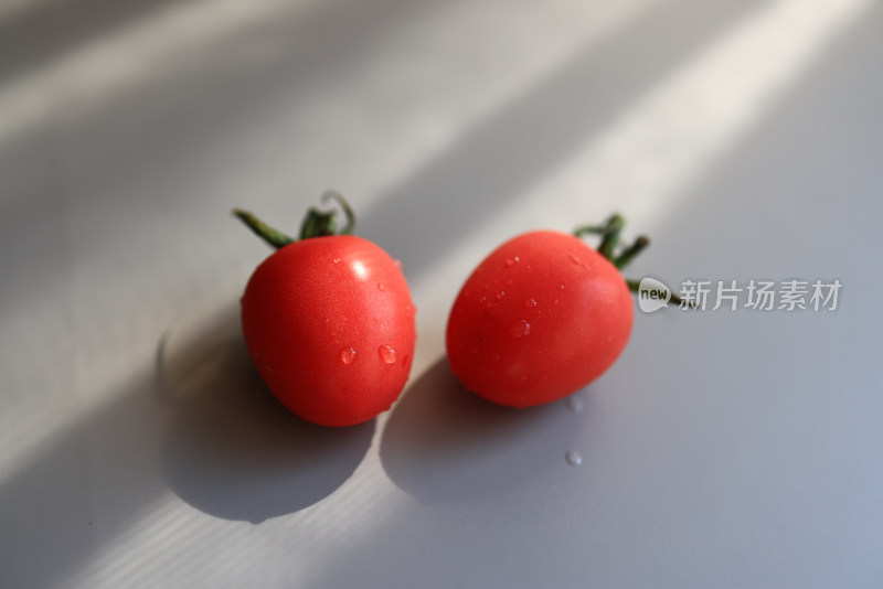 桌上小番茄的特写镜头
