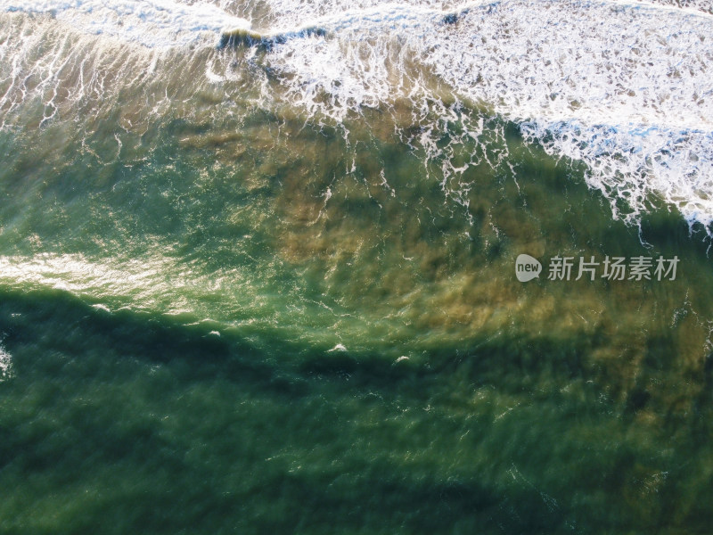 俯拍海浪拍打沙滩景象