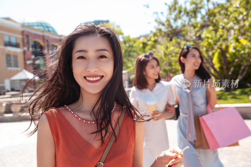 青年女人和闺蜜逛街购物