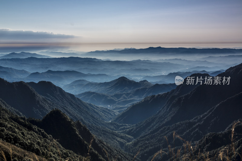 晨雾中的山峦