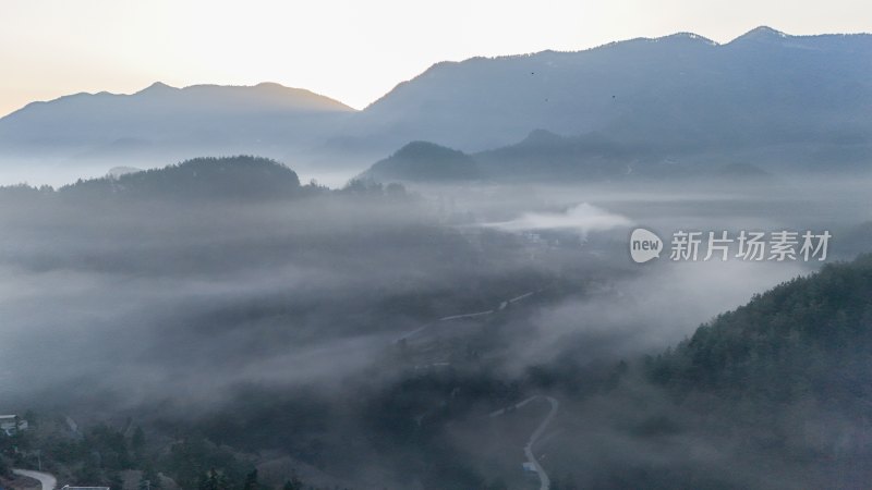 重庆酉阳：雾锁青山村庄靓