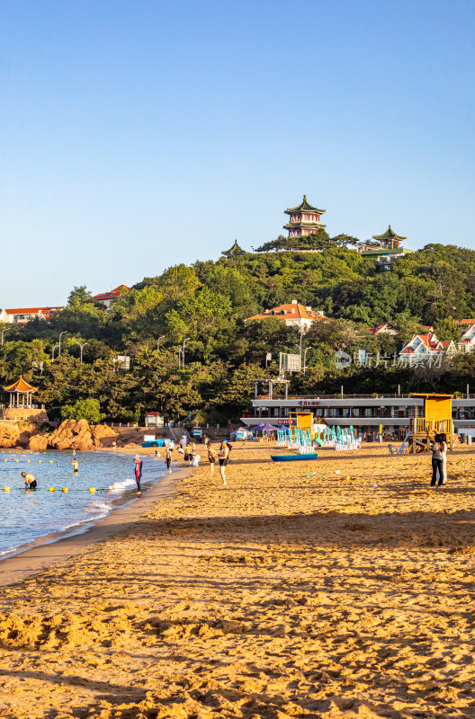 青岛小鱼山第一海水浴场汇红瓦绿树碧海蓝天