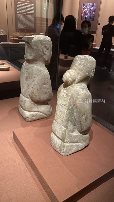 博物馆内古代石俑展品