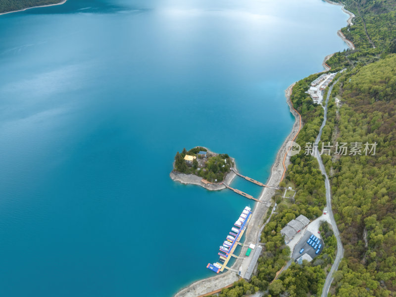 西藏林芝地区巴松错村庄神湖春色高空航拍