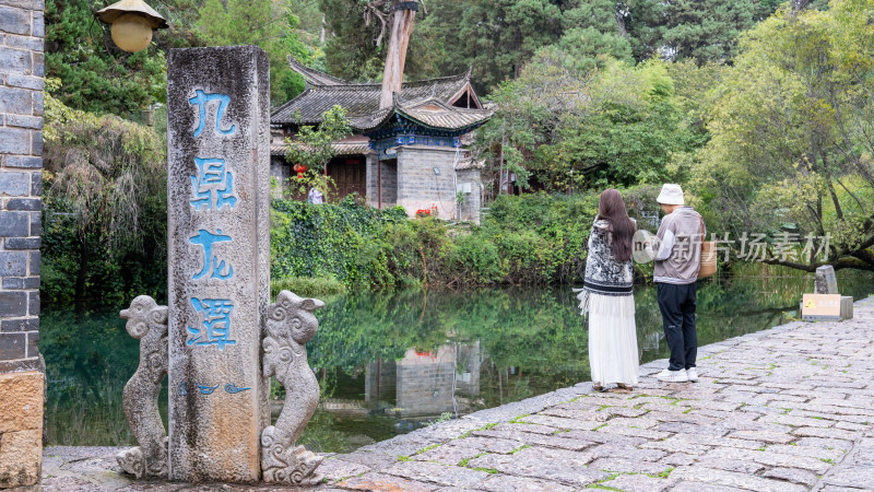 国庆假期云南丽江束河古镇的景色和游客